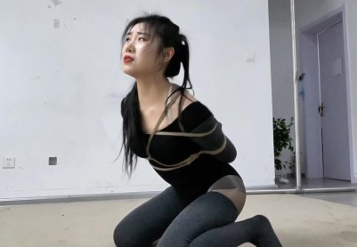 【逍遥】饱和式剧情 《吴晗精品剧情——被丝袜吞噬的美女 合集》 吴晗购买了奇怪的丝袜 一旦穿上就没法脱下 越挣扎包裹的越严密 最后双腿被丝袜完全吞噬~