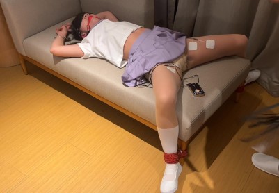 【臭脚妹妹】【粉丝的体验之任人宰割的臭脚妹妹】JK+白一带+手铐+强制开脚+郊狼+SP+AV棒+强制GC+哭着求饶