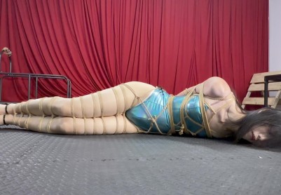 【面具男】邀请极品伪娘七七来表演极致紧缚绑架脱缚教程，超难受直臂开腿墙缚！后高手超紧直臂极限驷马！教学失败只能被惩罚榨干！