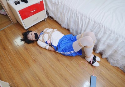 【冷与贝】女学生小冷被绑架后捆绑挣扎，跳单贴脚心调教鞭打