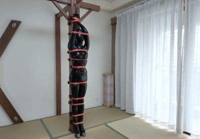 【鹿角与猫爪】ZENTAI——漆皮全包紧身衣，皮革全封闭，非透气材料，头部全封闭无呼吸孔，用尽全力吸气可呼吸到氧气，张口呼吸皮革贴紧五官显得狰狞，尼龙紧固器绑带柱缚，缠绕膜闷上...