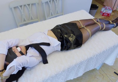 【悠米】《女白领的危机4》趁女上司睡觉偷偷绑住她，一边抚摸一边欣赏美腿，女上司醒来后扬言要开除小强，办公桌四仰八叉捆绑+丝袜赛嘴+口球堵嘴+ZD棒羔潮