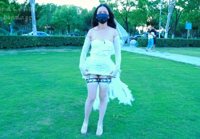 【Raymond】被胁迫的准新娘2:被锁着贞*带带去外拍，拘束杆加棒棒放置在后备箱