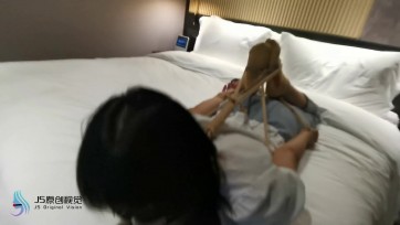 【JS】凌熙 床上变种驷马捆绑 棉袜 绳子勒嘴 快感棒刺激中呻吟