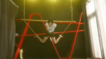 【胜景影视】新场地《女M竹竿吊缚》 女M被戴上超级大口球痛苦的被吊在空中，女M太痛苦了
