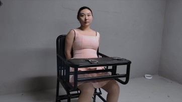 【忘忧社】女犯因身患绝症HIV,为了报复社会，与300多名男子发生关系传播病毒，被抓捕后死不悔改，还出言辱骂JC，于是给她带口球，关笼子里紧闭，带30斤镣铐惩罚，最后被五花大绑押赴刑...