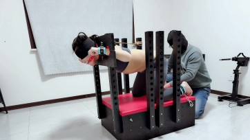 【冥想原创】女大学生的拘束架体验，完全禁锢，皮拍伺候+AV棒玩弄，扇脸玩弄小粉舌