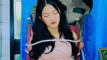 【TiedIndonesia】漂亮的女孩在聚会回家后被绑架。 穿着短裙、白色丝绸和高跟鞋绑在椅子上。 整整 10 分钟的挣扎，有时还会发痒