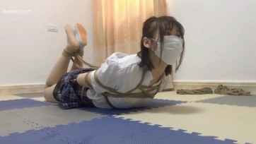 【新月原创】【雨涵】肉丝JK+单脚小白鞋 驷马+TD绑在地上又挣扎又呻吟 楚楚可怜的眼神太绝了