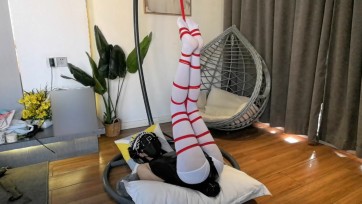 【小自白】白丝女仆吊篮开腿放置+皮质束缚衣圣诞树吊腿+白丝全包震动棒装箱