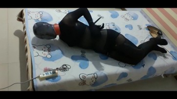 【幽灵】黑色全包吊带丝袜紧身衣 胸部震动 热缩微孔 黑色扎带手铐自缚大时长