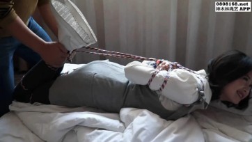 【逍遥】《换换游戏2》自己老婆绑腻了，就把别人老婆蒙眼堵嘴捆上。美女邢嘉妮与高娃联袂出演。