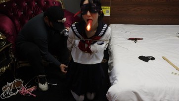 【荷仙少女】线下真实调教少女名模嗷嗷 进门接受调教 跪在地上被捆绑时候瑟瑟发抖的少女身躯，玩具控制之下还要 强制叼燃烧的蜡烛并接受鞭打调教，一直在痛苦的呜咽，中途脱下嗷嗷的...