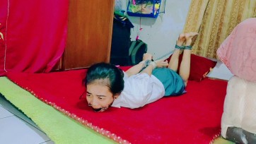 【TiedIndonesia】JK女学生绑架系列“小JK女孩被绑架拘留” 一名女孩在放学回家的路上被绑架，她被绑成马式，双手举起，嘴里含着球塞。