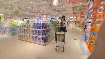 【FXX】【ZENTAI】同城陪玩，超丰富内容，把妹子改造成洋娃娃陪同超市大采购，给妹子买衣服，最后加钟把妹子改造成四层全包洋娃娃，第一层缝，第四次锁，变成一个失去视觉和触觉的洋娃娃