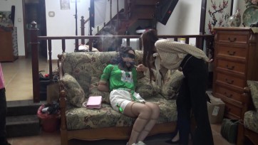 【胜景影视】《小区里的绑架》上集 美女娜娜被人绑架带到黑窝，被关押在一个房间里，娜娜找准时机逃出去