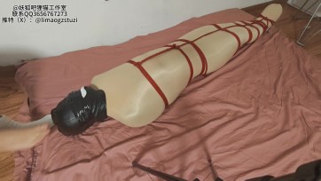 【狸猫工作室】女女9层丝袜全包捆绑+一层zentai，10层封闭成木乃伊息窒，踩踏坐脸，胶带封闭全头，模特在夹缝中感受微弱的空气！