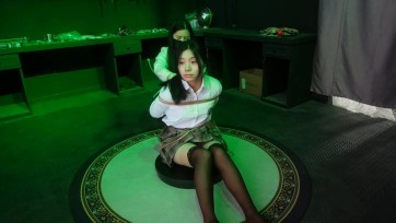 【胜景影视】新场地《金属驷马女M展览》 女M被戴上超级大口球金属驷马器不锈钢头球手球拘束放在电动转盘上