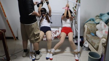 【荷仙少女】{少女A安安与玥 }双马尾两个少女M被连缚在秋千上，捆绑封嘴体操运动服无助挣扎＋鞭打+电击虐待，语言羞辱让其屈服，两个女孩痛苦的挣扎到疯狂