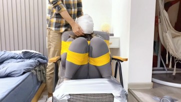 【默示录】【缚艺录】【爱健身的大学生小S的绳艺写实日记6】先戴上口球别说话，嘴巴用砂纸胶带贴满，牢牢地固定在椅子上，再来一层毛巾+胶带固定，想动都动不了