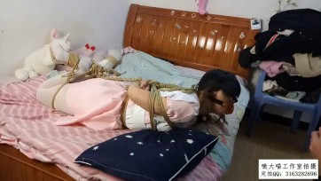 【嗷大喵】欧式超紧缚+日式紧缚+紧缚交叉驷马+脚掌跟大腿超紧蟹缚+眼罩口球+臭袜子堵嘴+跳蛋振动棒+开腿虐下体+驷马紧勒口球+挠脚心摸胸等