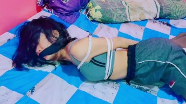 【TiedIndonesia】JK学生奴隶训练，被绑架缴械，被绑住强制打扫屋子，黑丝滑溜溜，动弹不得。 只穿短裤和比基尼