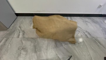 【kk工作室】少妇醒来发现自己被塞进皮箱，还被套在黑色套袋里，等她挣脱出来又被套了层麻袋，无奈向哥哥求饶