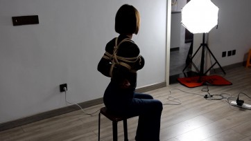 【吴越】妞妞，小白鞋牛仔裤第一季，层层递进的捆绑，翘臀与美胸的美妙手感，初次尝试另类“小皮鞭”，步履艰难的室内观光旅程，魔鬼身材可爱短发妹的小爱好