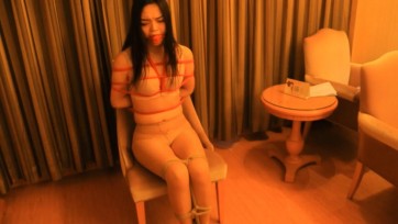 【山东原创】OL制服女白领遭袭，高颜值，肉丝美足，黑丝堵嘴蒙眼，挠脚心，酥胸内衣，樱桃小嘴口水直流，剧烈挣扎