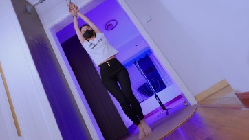 【悠米】路上偶遇漂亮学生妹，尾随回家，将其制服，学妹惨叫。绳子绑住双手手腕吊起来，让学妹站好，对其踢裆，膝盖顶裆，手抓住裆部用力揉。裤子里面放TD，捏屁股，捏大腿，抚摸大...