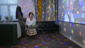 【胜景影视】新场地《女M在酒吧拘束伺候主人》 女大学生被女主绑架到自己酒吧拘束着伺候她