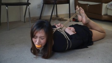 【逍遥】下班要小心（下）女白领遭遇入室劫持，逃跑被抓，镣铐行走惩罚，驷马捆绑堵嘴，无助挣扎【捆绑 口球 押解 驷马】