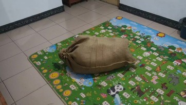 【夜色撩人】麻袋装人系列，高挑长腿女孩被装进麻袋