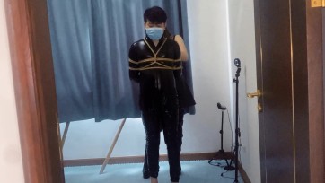 【月亮S】惩戒出轨男，立式驷马，防毒面具 竹竿紧缚固定，强制罚跪