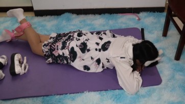 【荷仙少女】洛丽塔女仆猫的调教，原因是洛丽塔女仆穿了一双不合时宜一点不搭的帆布鞋，为了惩罚穿错鞋子的女仆，男主换上lo鞋并对其惩罚调教，咬鞭子+跪爬+鞭打+痒刑+虐待羞辱并让其...