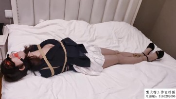 【嗷大喵】《小姑娘初次试镜》-第三集-清研身穿小西装白色半身裙肉色丝袜被欧式超紧极限驷马捆好+口球流口水+分腿式驷马+棒棒刺激+超紧极限后高手+放置挣扎+超级超级极限驷马拉紧+极限...