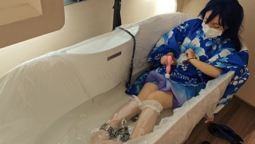 【苏苏】lovelive浴袍土下座，啵啵贝单脚吊，五花大绑脚镣td鞭打走绳，浴缸自wei玩耍