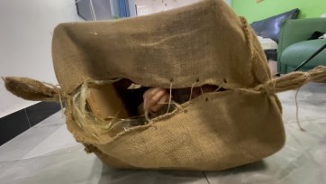 【可视】箱子逃脱 把小姐姐捆住双手 堵嘴装箱 在用麻袋套住封住 小姐姐不段挣扎 最后成功逃脱出来