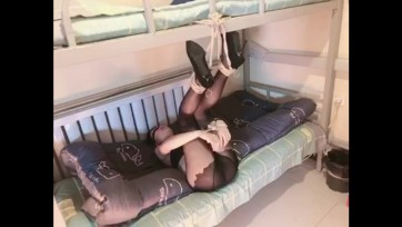 【COS二次元】疫情后的第一次长假，被绑在床上，腿吊起来，挣扎的过程中还要被不停的挑逗，真是刺激呢······