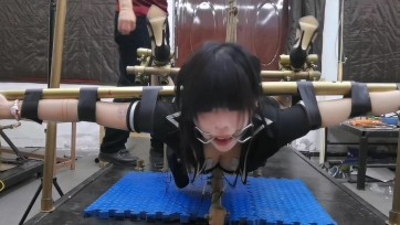 【HD飞天】曼妮狗爬式悬空禁锢,郊狼电击y塞调到260的时候,瞬间潮喷失禁,彻底地玩爽啦