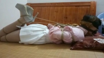 【嗷大喵】【超紧缚】首玩全身超紧缚捆绑调教+高跟鞋+肉丝+腿缚+日式紧缚+跳蛋振动棒+眼罩+深喉器强行调教