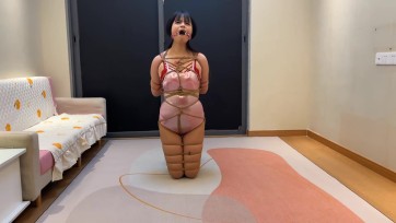 【冰悦原创】紧缚高跟金属双口环跪走呀