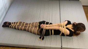 【玩奴原创】身材完美的小乔妹妹黑丝蛇缚并肘暴杀驷马残酷放置玩弄哭泣，博主的绳模不好当！