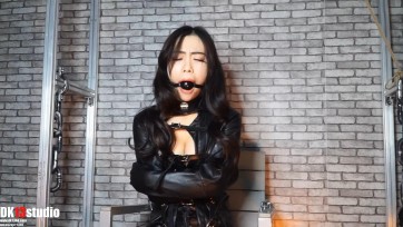 【DK-13】新人桃子 皮革拘束服 特工潜入失败 刑讯室调教篇!新器械+新模特！表现欲望很强烈！