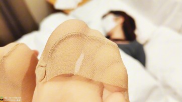 【菠萝摄影】剧情向：小茹！偷玩熟睡惊醒捂晕！白袜短黑丝短肉丝来回换着玩！舔脚写字！