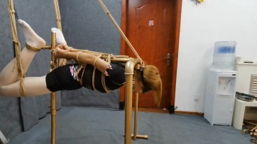 【HD飞天原创】独制悬空驷马K9架，把云儿 用皮带扎紧，随后用绳子紧密地绑上，大功率PJ让母犬永远进入了GC失禁状态......