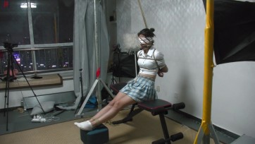 【绳之韵】白袜控福利，怕痒的女孩就得吊起双脚可劲的折腾，美脚女孩小诺第二拍，无助的双脚悬空吊、痛苦的挠痒和虐足，可恶的猥琐皮鞭，有点脏的白船袜