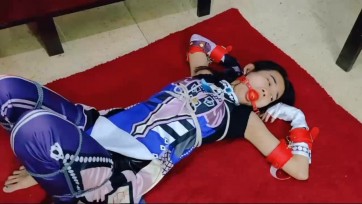 【TiedIndonesia】姐姐叶澜人形狗。 下班回来，夜兰突然遇到土匪，被带到一所老房子里。 夜澜像狗一样被绑起来，胳膊和腿弯曲着，嘴里塞满了一个球。 夜澜只有当他被当成狗对待