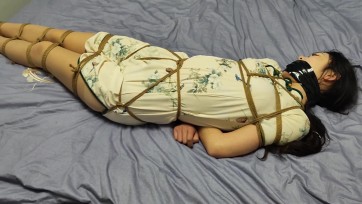 【李大侠原创】小夏一身旗袍被紧紧捆绑在椅子是，逃跑未成被二次捆绑到床上堵嘴挣扎
